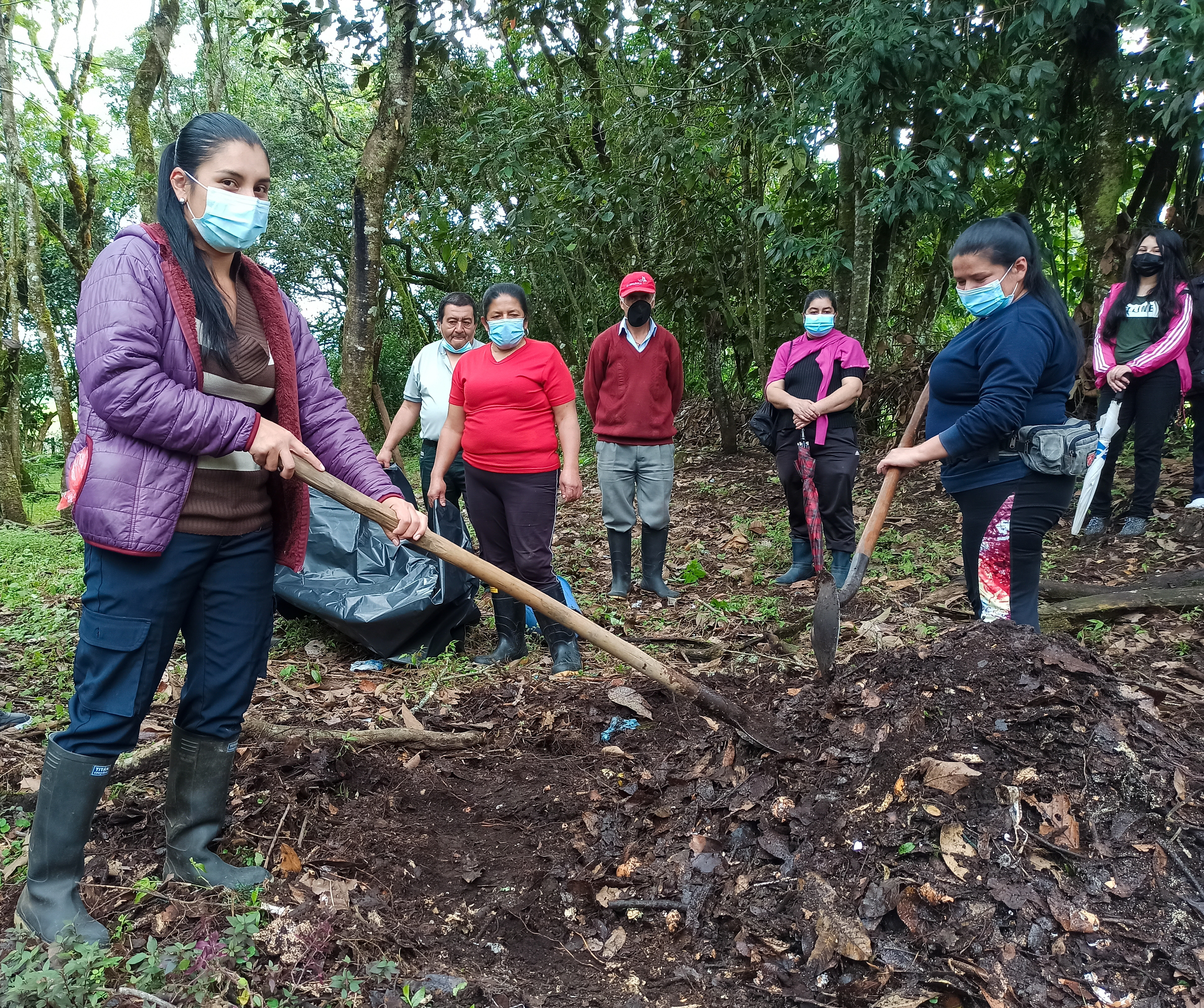 Parte del equipo de Flor de Kinde durante sus actividades de fortalecimiento de proceso agroecológico.