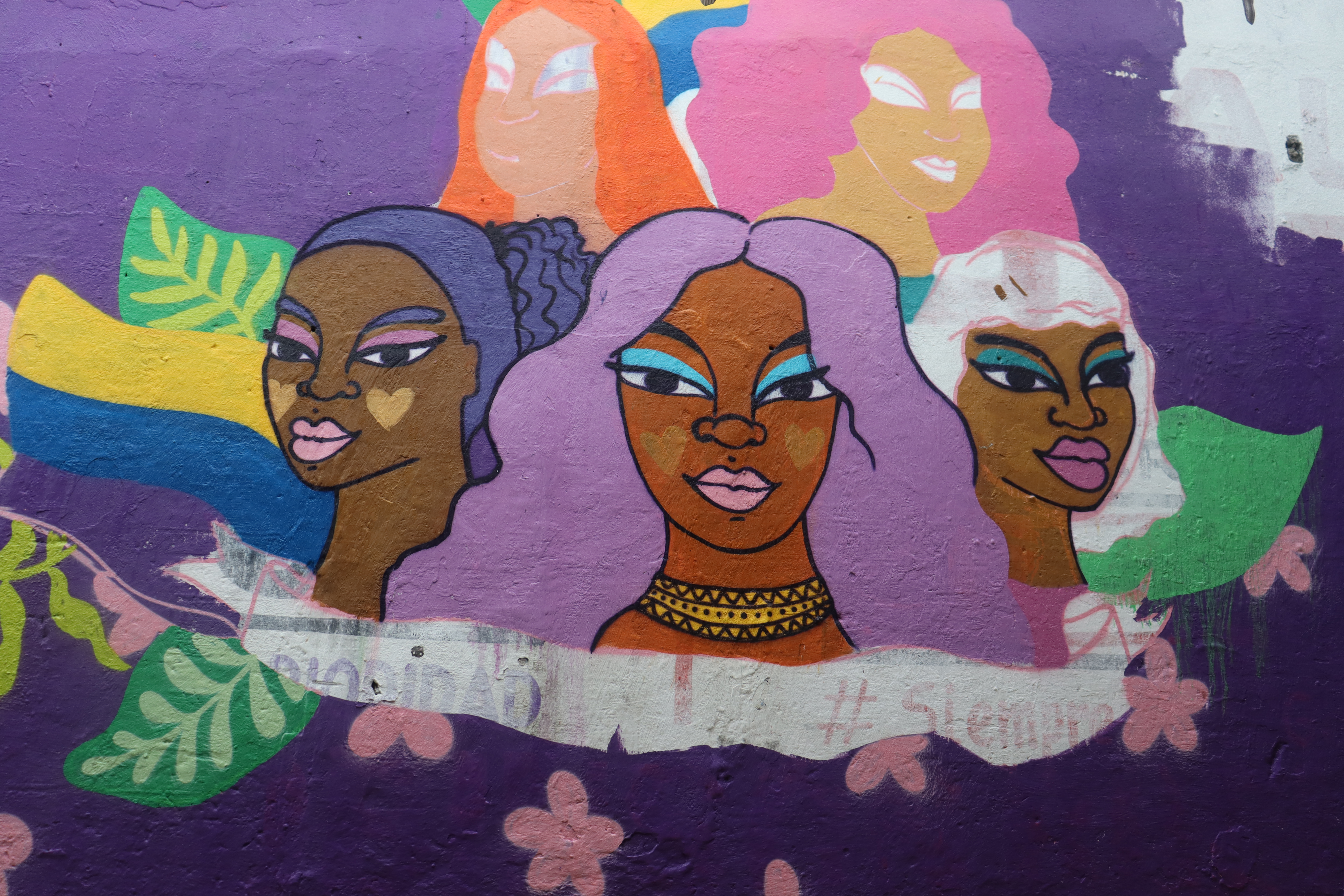 En el mural en Soledad, los rostros de varias mujeres simbolizan la unión y sororidad que ha generado el proyecto de ONU Mujeres en las colombianas y venezolanas. Foto: Universidad del Norte