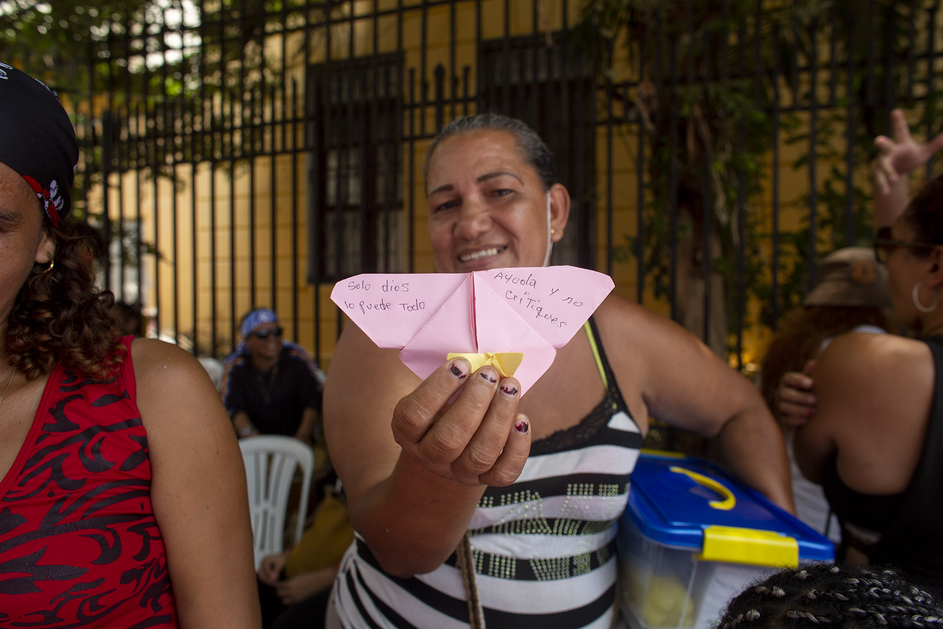 Las participantes escribieron frases empoderadoras en origamis que posteriormente fueron pegados al mural. Foto: ONU Mujeres Colombia/Tico Ángulo