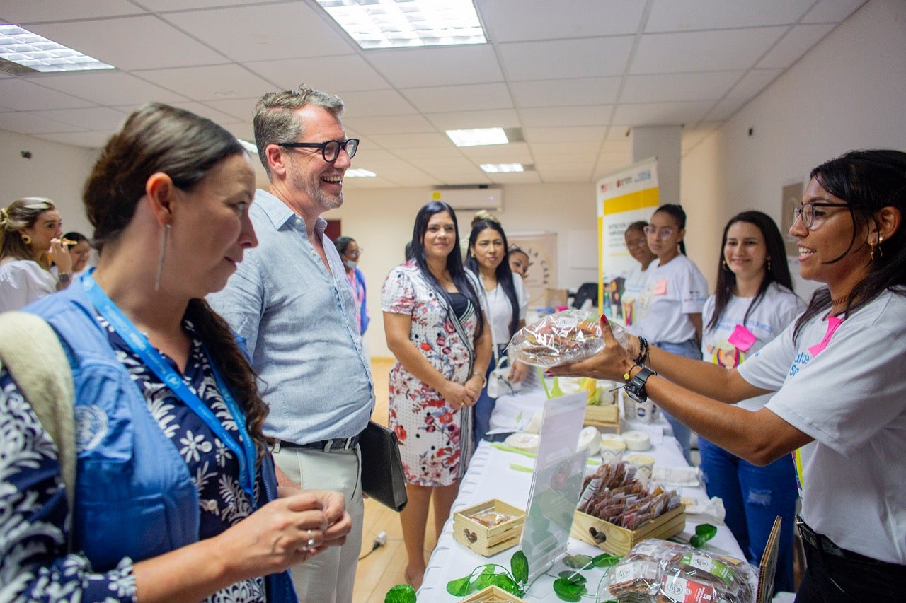 Sean Mariano García,  Coordinador Adjunto de Refugiados/as de PRM, durante la muestra de algunos emprendimientos en Barranquilla. Crédito: ONU Mujeres Colombia/Tico Ángulo