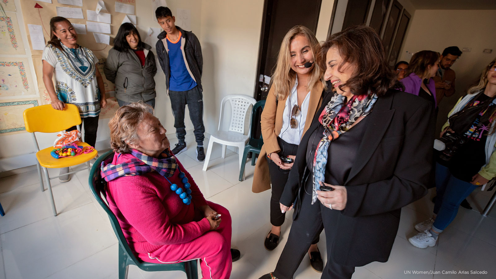 La Directora Ejecutiva de ONU Mujeres, Sima Bahous, visita una "Manzana del cuidado" en la localidad de Los Mártires, en Bogotá, y habla con las usuarias el 8 de agosto de 2022. Foto: ONU Mujeres/Juan Camilo Arias Salcedo
